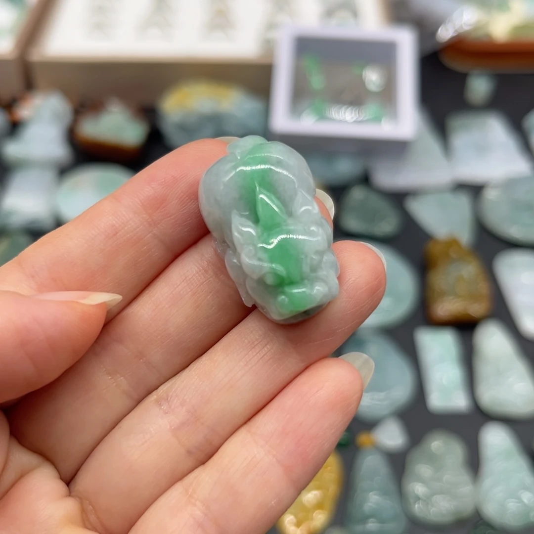 翡翠未镶嵌颈饰貔貅