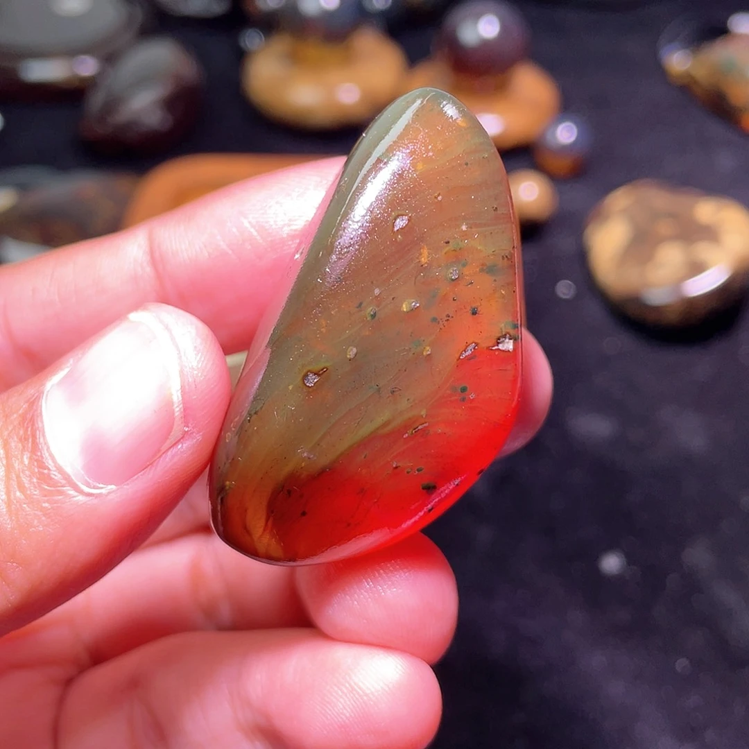 琥珀裸石未镶嵌，