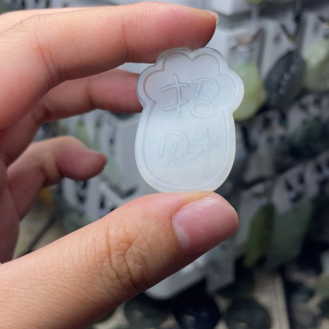 岫玉未镶嵌颈饰招财猫抓