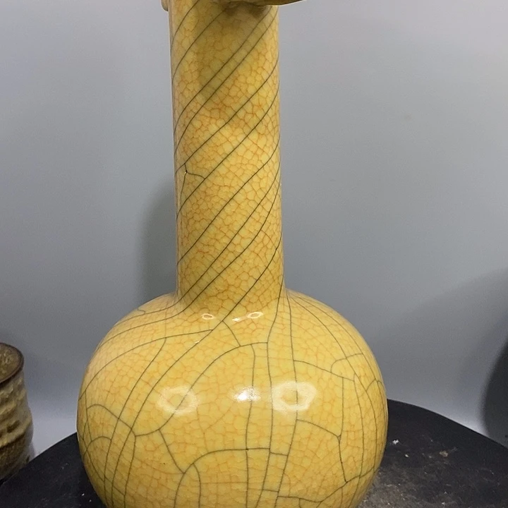 哥窑贯耳瓶造型美观