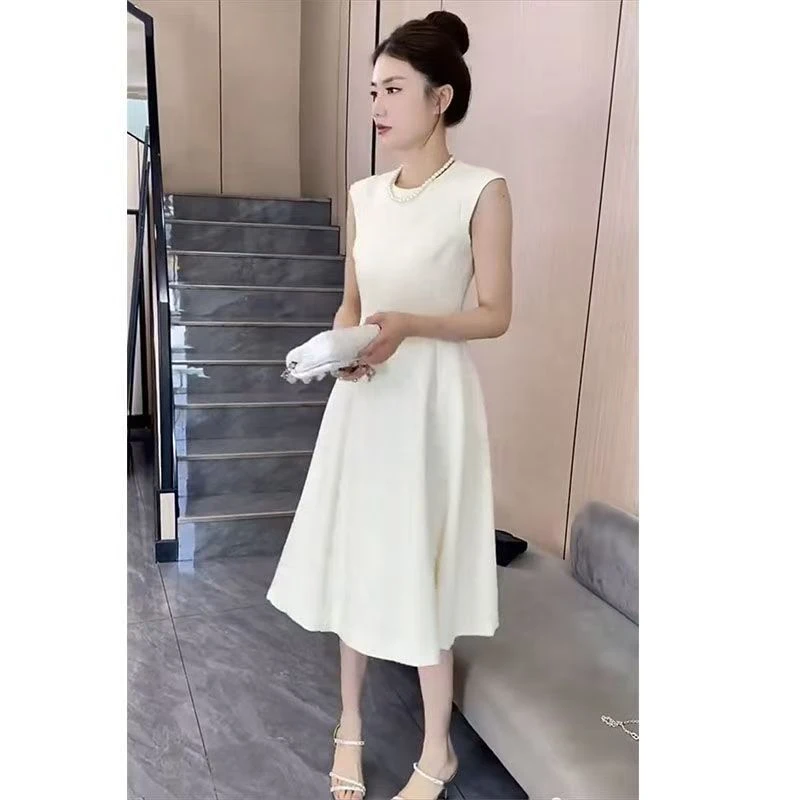2025年夏季网红新款森系小个子女法式赫本风无袖收腰显瘦连衣裙