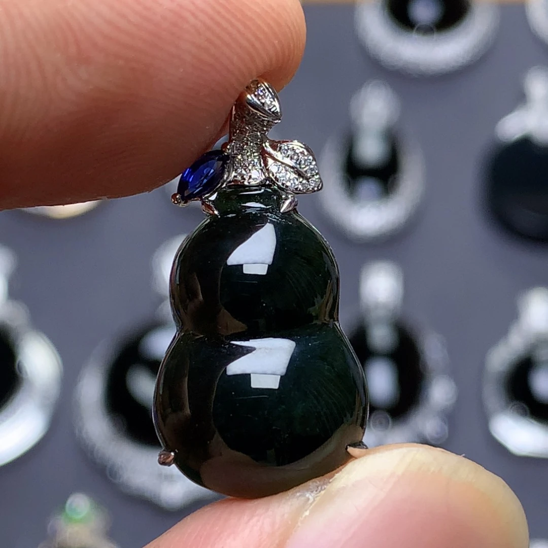 颈饰18K金镶嵌翡翠墨翠蛋面