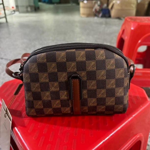 简约风轻奢格子斜挎包女士奢侈波士顿单肩字母格纹夹层拉链袋