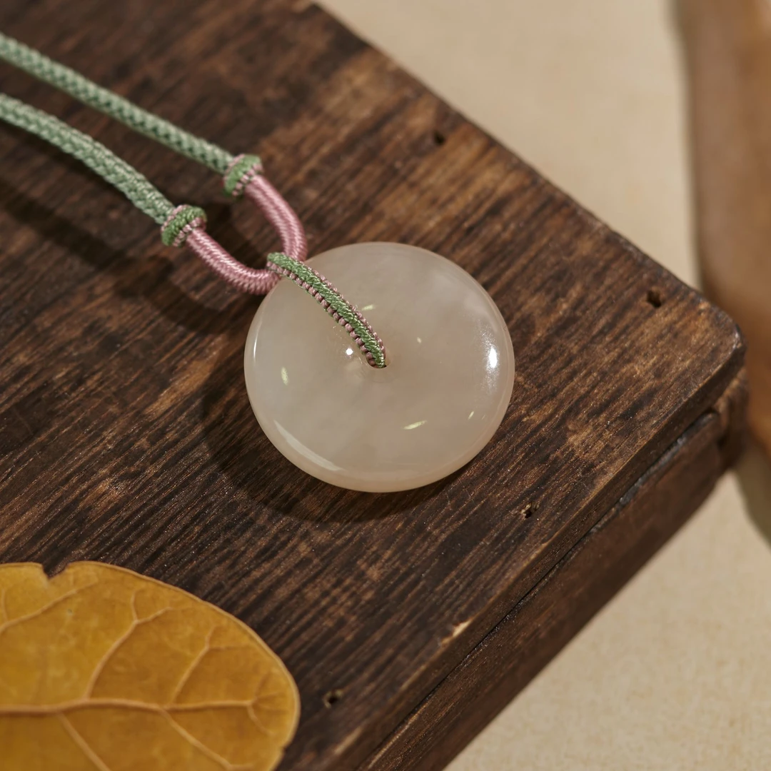 L【玉氏珠宝】和田玉藕粉平安扣吊坠-约29*7mm多样性发一 CAN147054