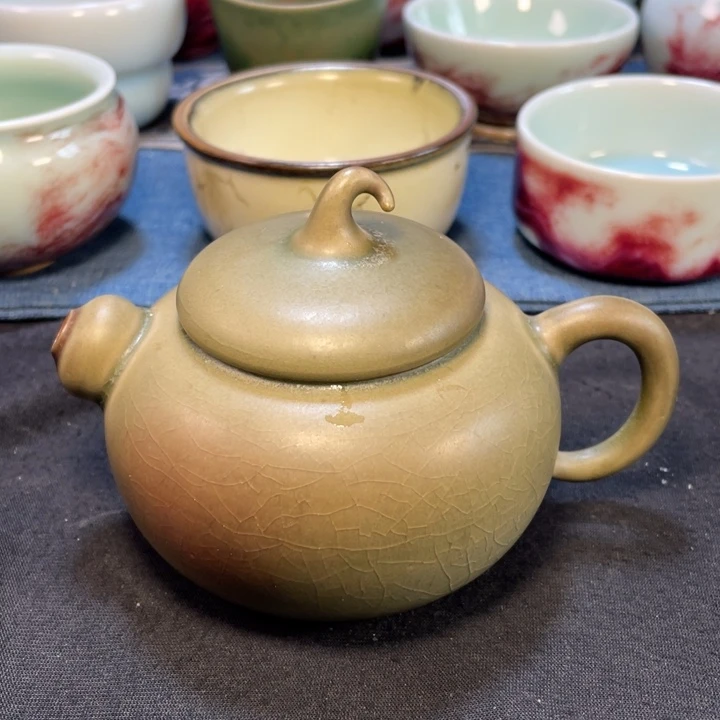 摆件钧瓷福禄壶。