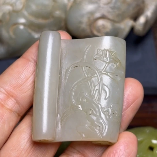 与***者和田玉未镶嵌颈饰