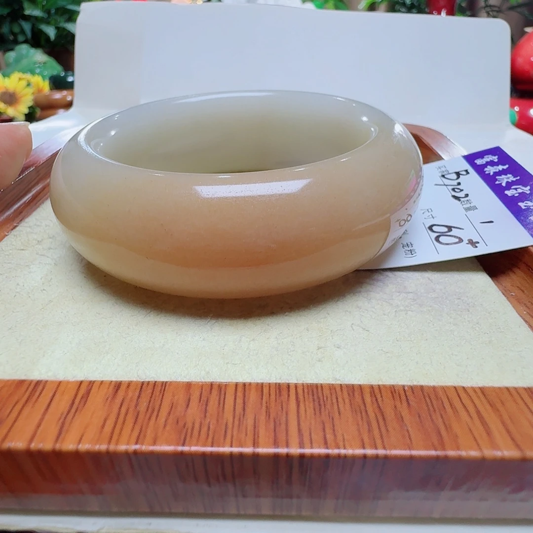荷***英未镶嵌手镯石英质玉