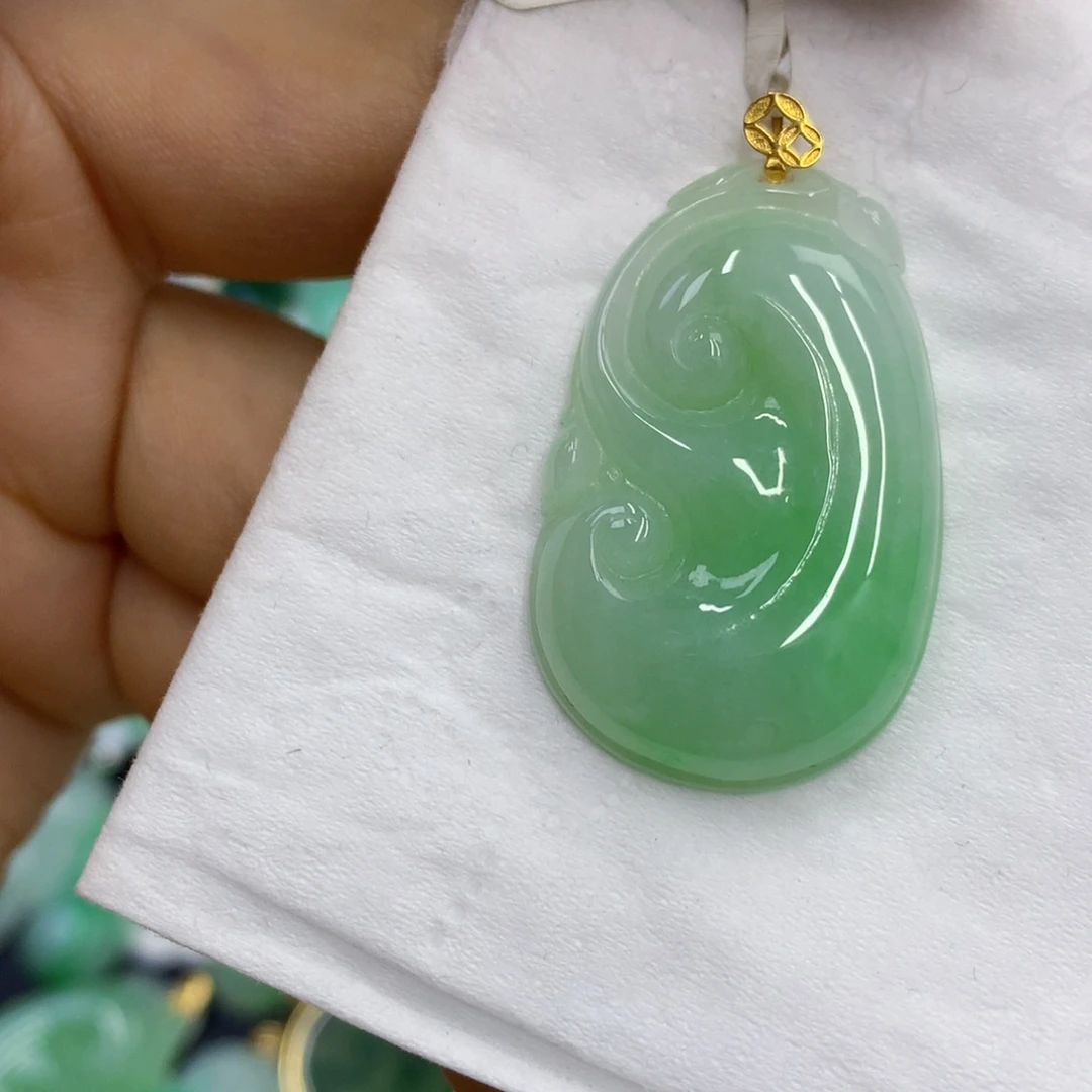 翡翠18K金镶嵌颈饰翡翠