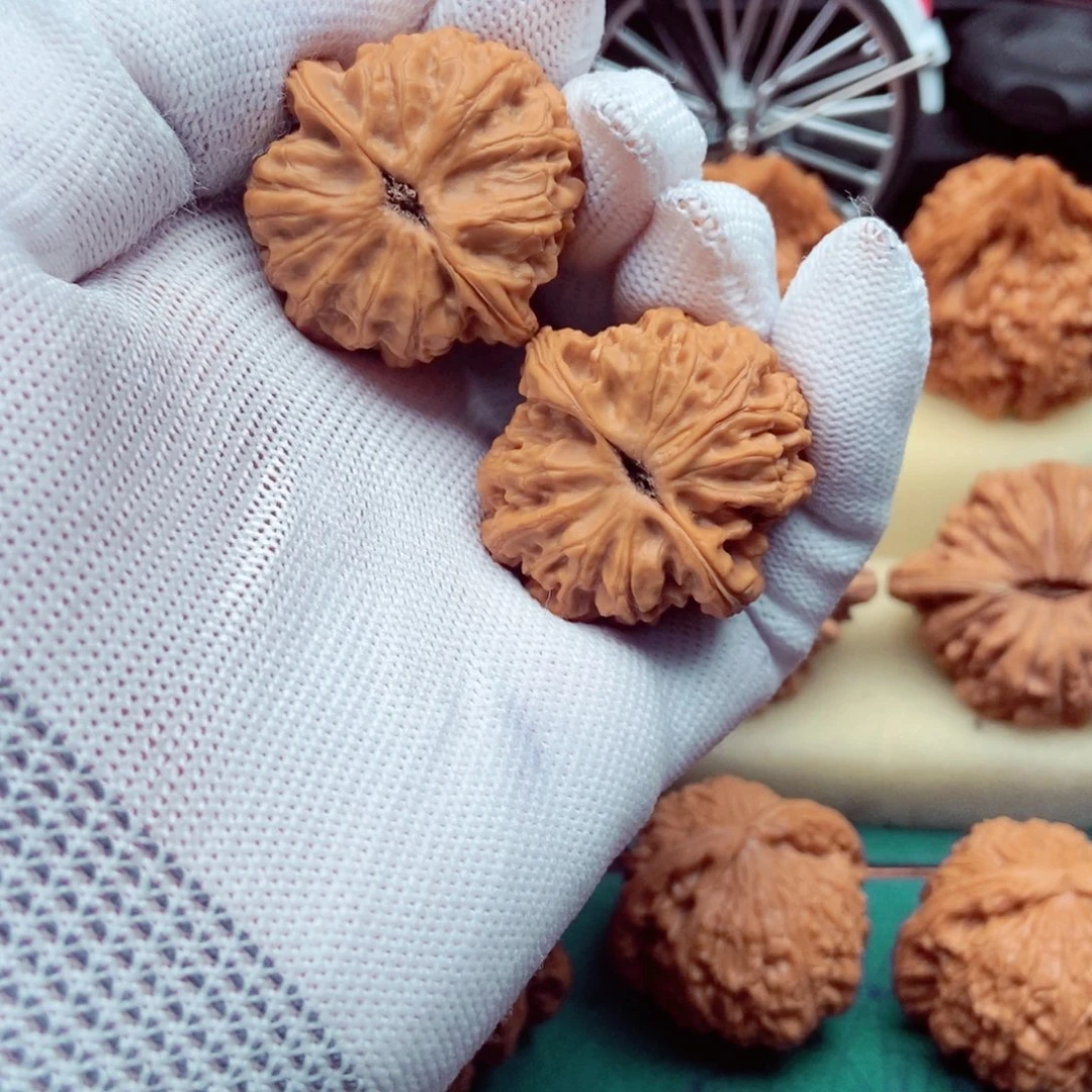 文玩核桃吊坠凯梨木台