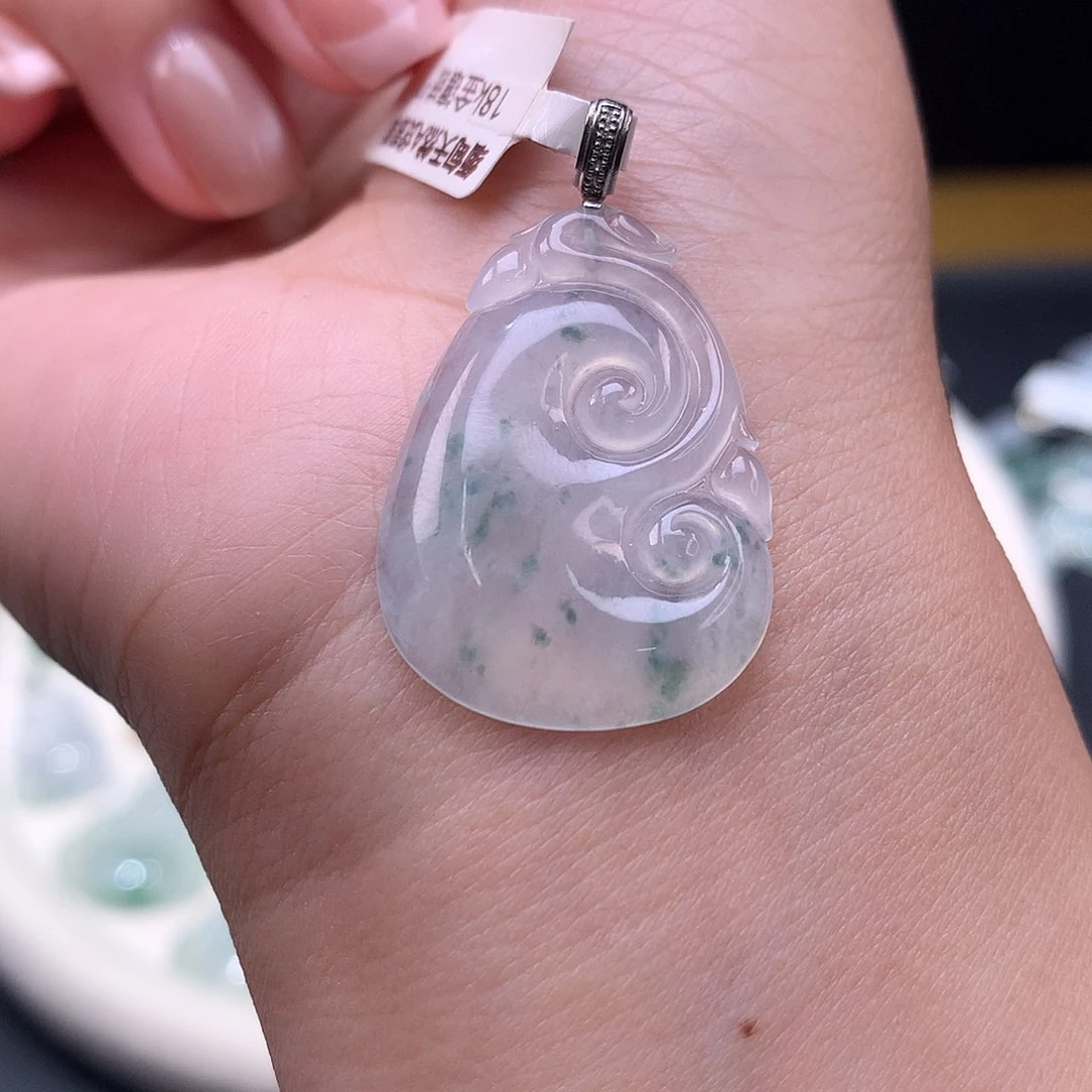 颈饰18K金镶嵌翡翠如意