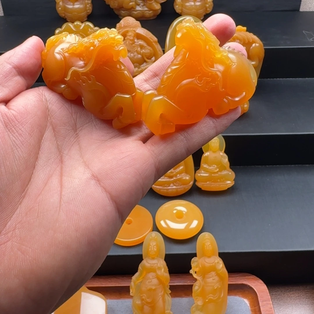 石英质玉（黄龙玉）合金手玩