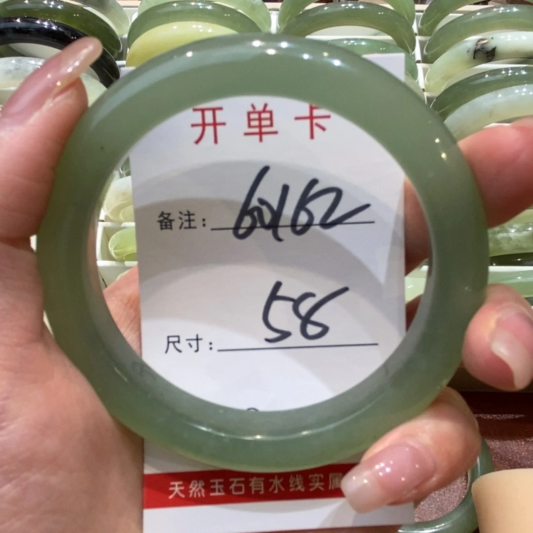 【闪购商品】蛇纹石玉手镯未镶嵌爱***包