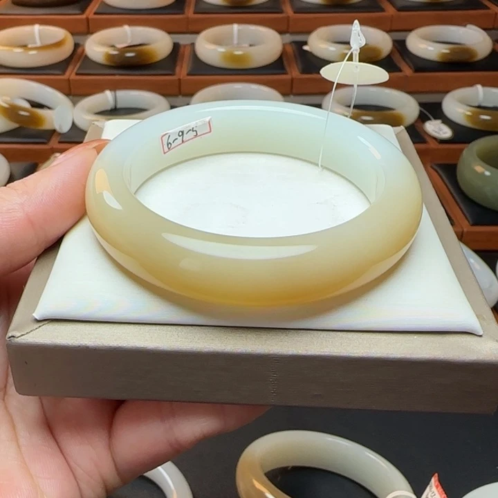 未镶嵌手镯和田玉 特细糖白半山水