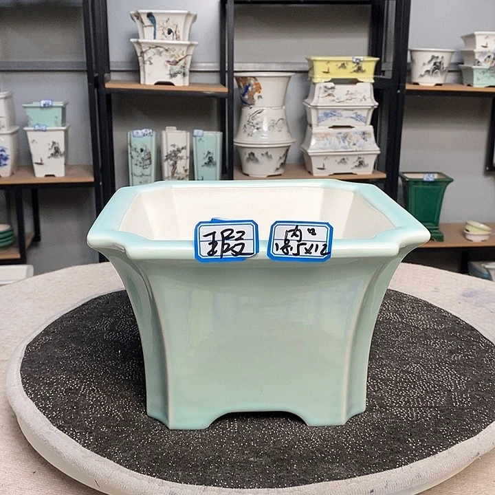 紫砂的花盆很漂亮