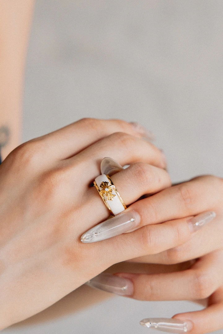 非金属玻璃戒指 Snooze | 白陶瓷金色包边鸢尾花戒指