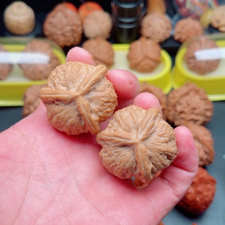 把件文玩核桃乾隆磨狮子头三棱38×37×37