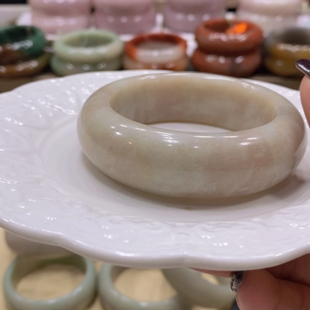 【闪购商品】未镶嵌手镯石英质玉