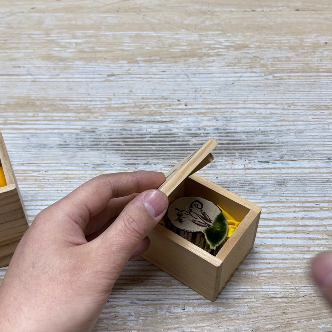 瓷片料****厨密密麻麻地排列着一