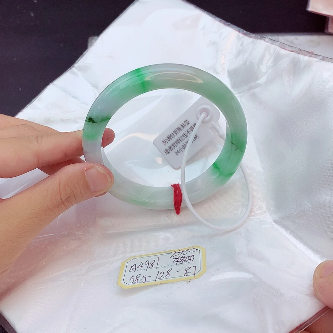 翡翠手镯未镶嵌翡翠