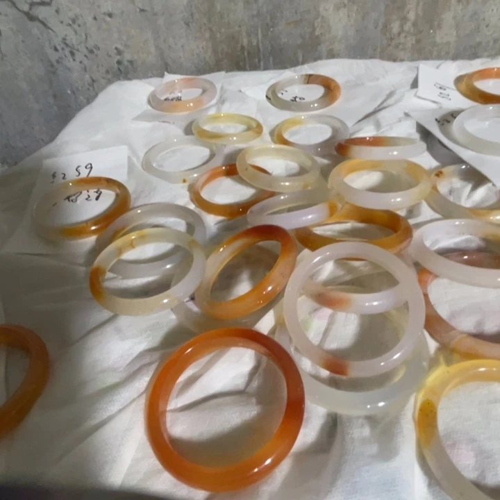 颈饰未镶嵌石英质玉