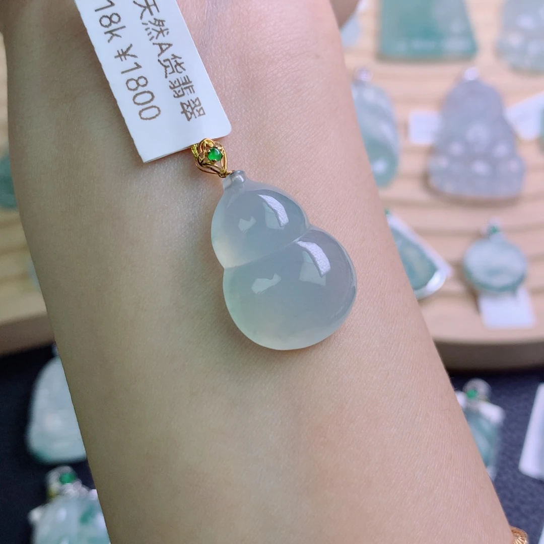 翡翠18K金镶嵌颈饰吊坠