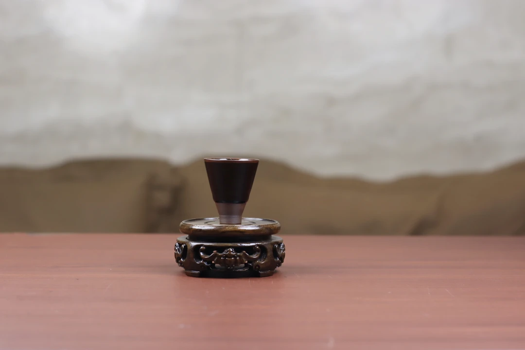 【陈旭签名底款】龙泉黑蜜桃闻香杯-容量45cc左右。