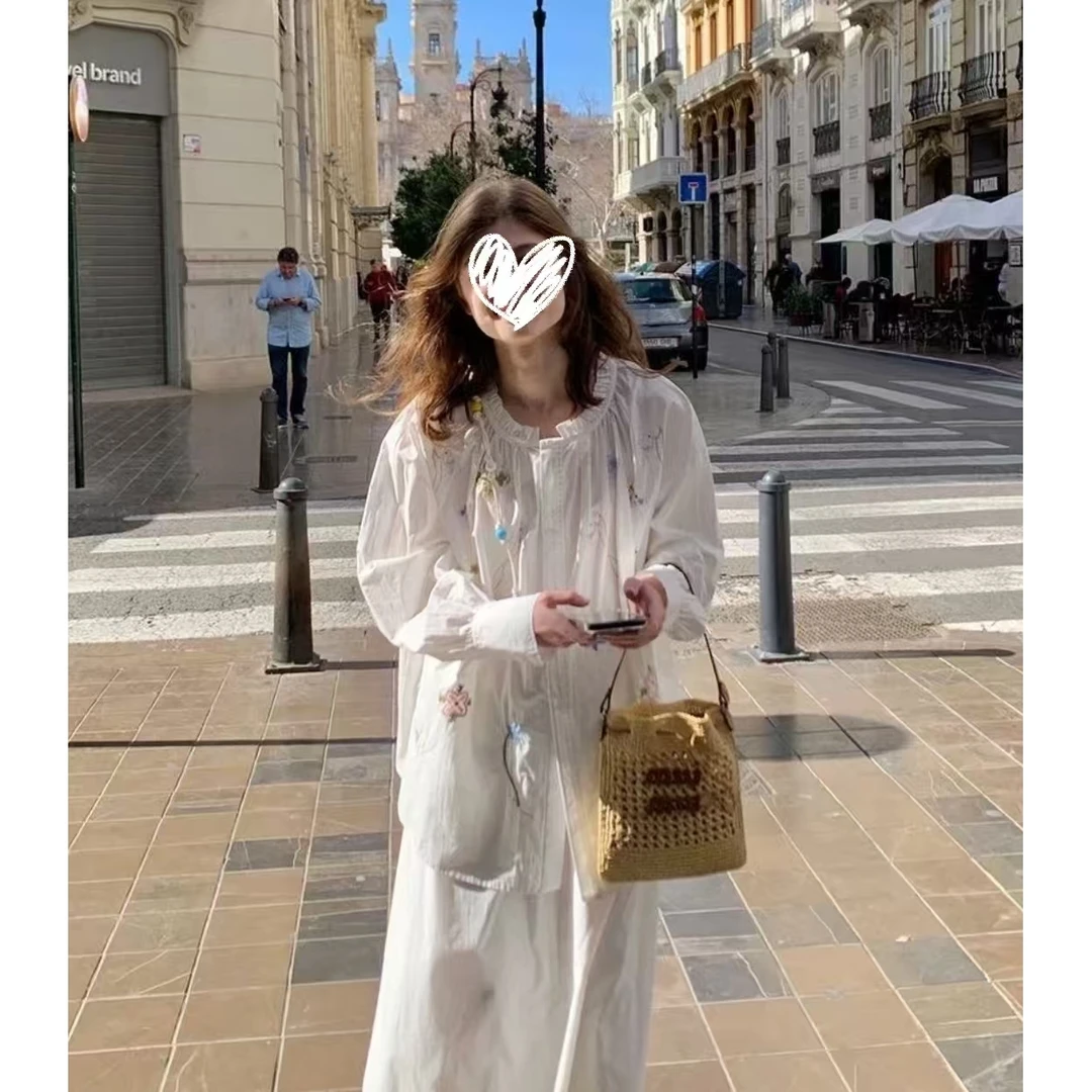“秘密花园” 彩色刺绣花边度假宽松法式白色衬衫＋半裙套装
