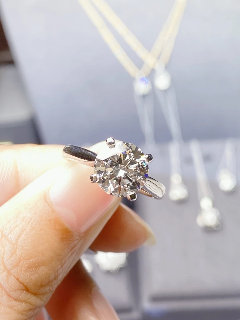 【合成/培育】18 K金镶嵌培育钻石戒指2克拉四爪款