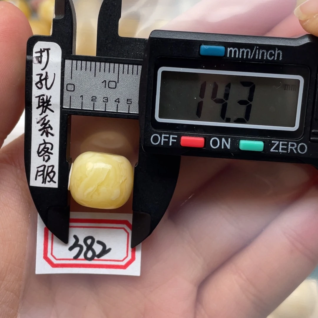 蜜蜡裸石未镶嵌小*蚁蜜蜡