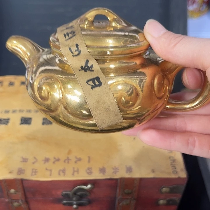 茶壶段泥原矿泥料手工制作的一把紫砂壶。