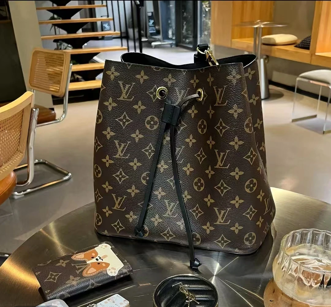 修复品LouisVuitton/路易威登 哇塞/现代款黑桶/斜跨休闲抽绳水桶