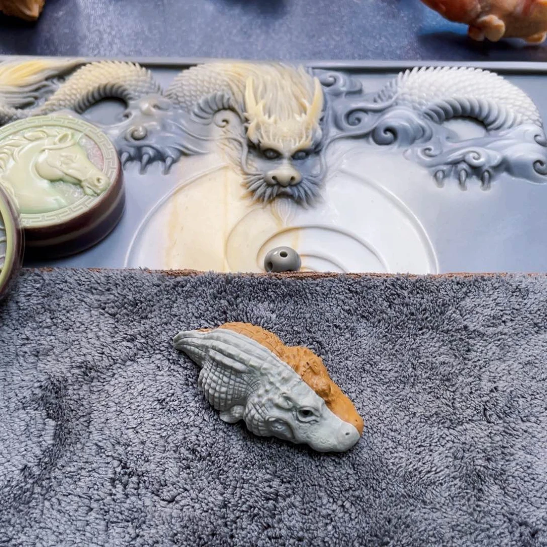 小鳄鱼手工雕刻工艺