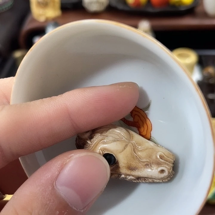 瓷片精致雕刻工艺精湛