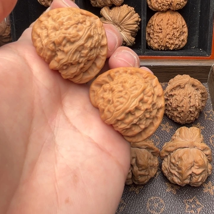 文玩核桃吊坠三角白
