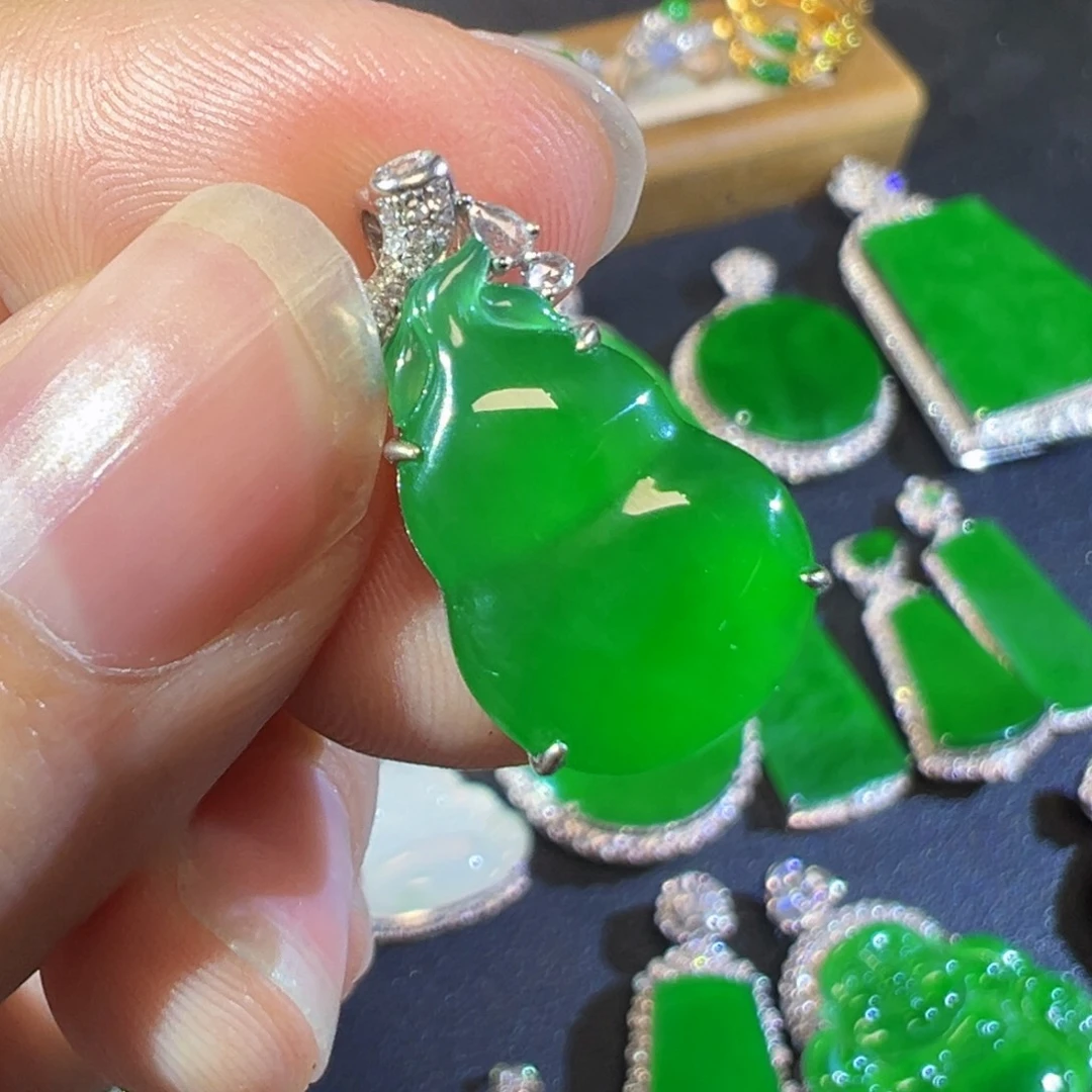 翡翠18K金镶嵌颈饰