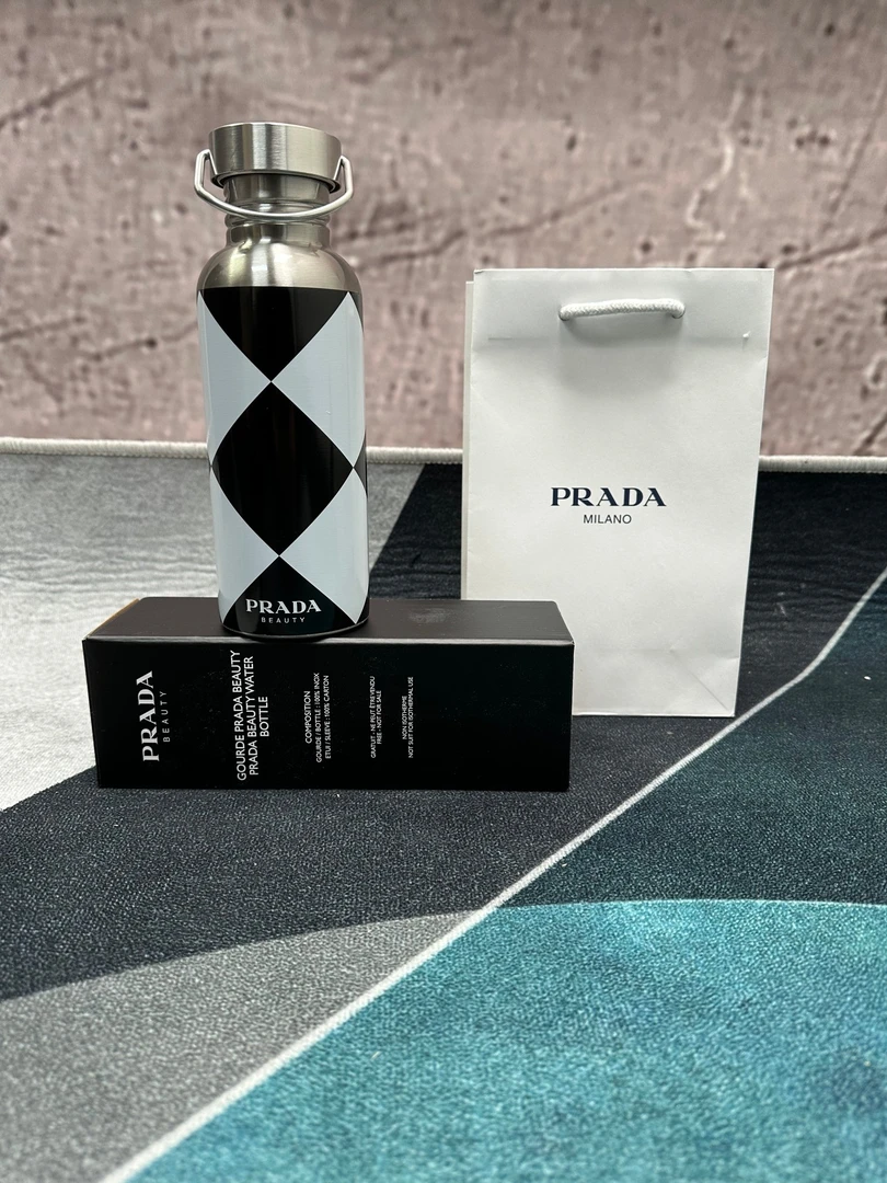 全新未使用 Prada/普拉达 时尚黑白棋盘格水杯SP011