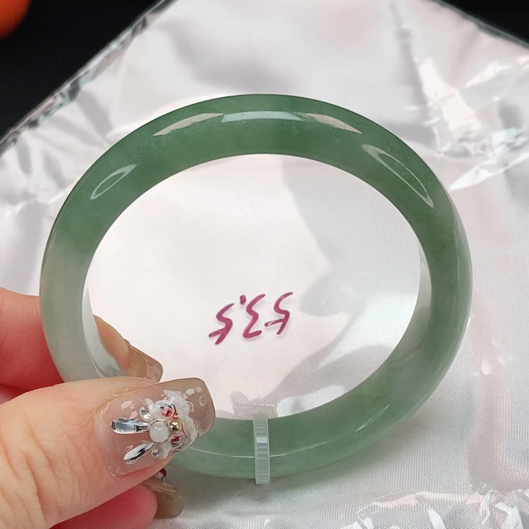 翡翠手镯未镶嵌泥鳅背