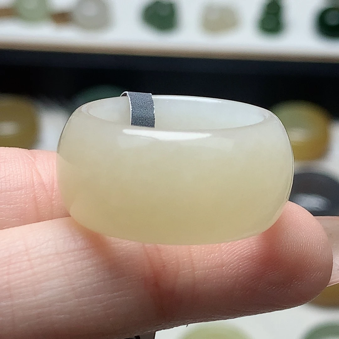 未镶嵌戒指和田玉