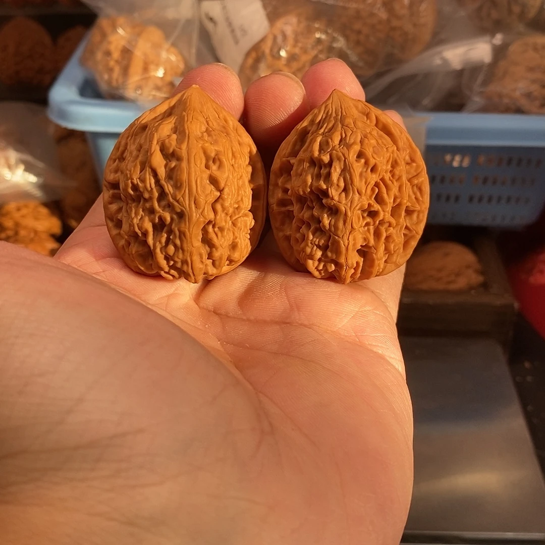 1文玩核桃油皮鸡心35-373