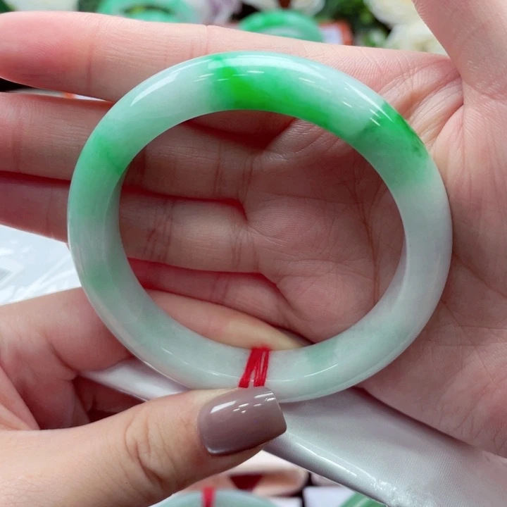 翡翠手镯未镶嵌翡翠
