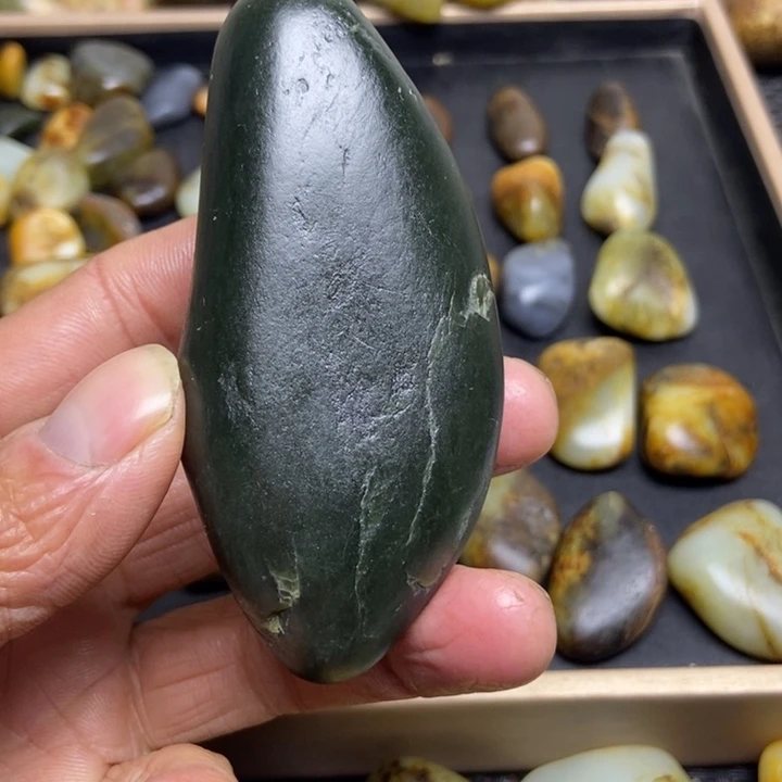 青***松和田玉（糖玉）未镶嵌珠宝奇石