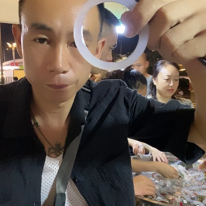 朝***秀玛瑙/玉髓未镶嵌手镯59圈口