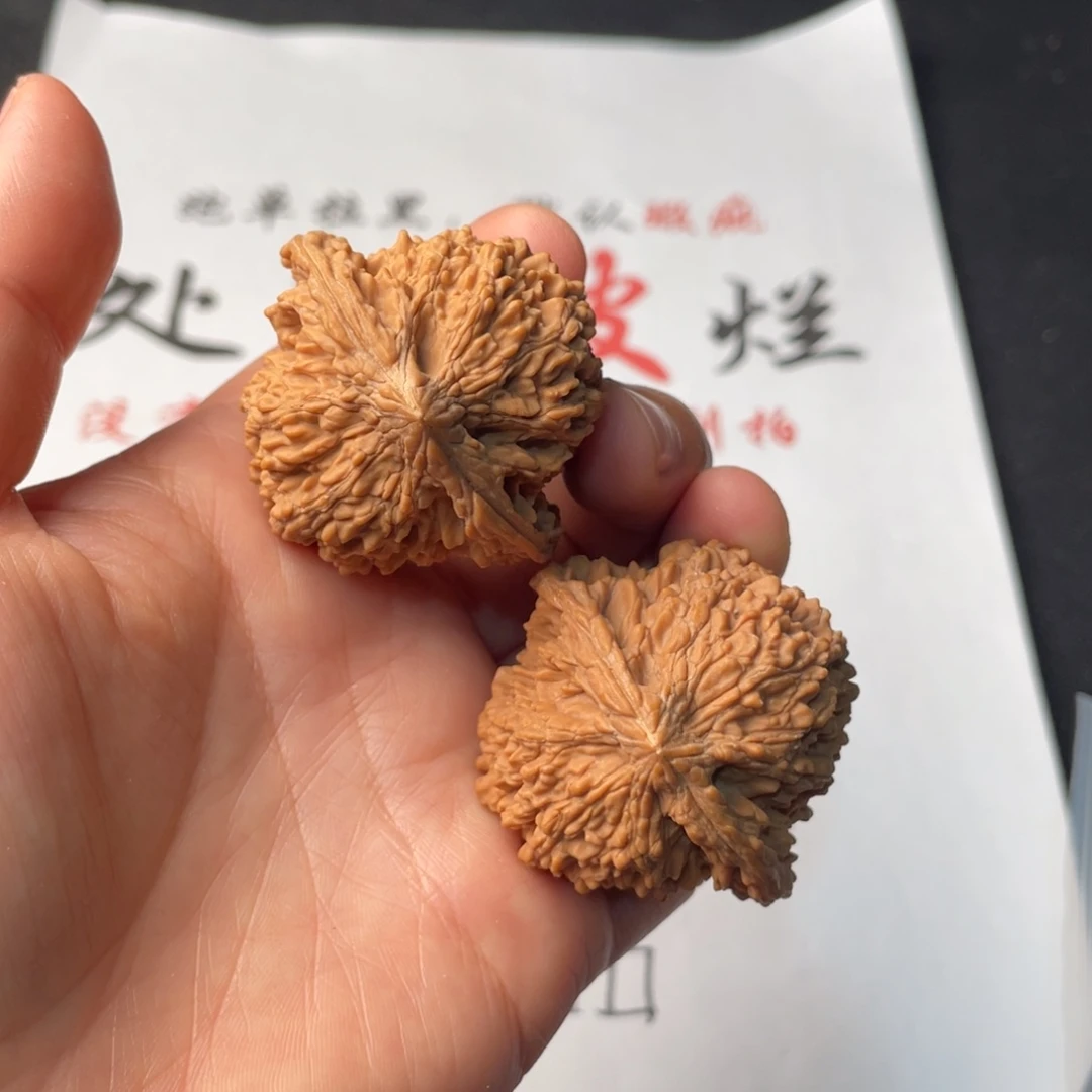 文玩核桃把件321。43星有磕碰