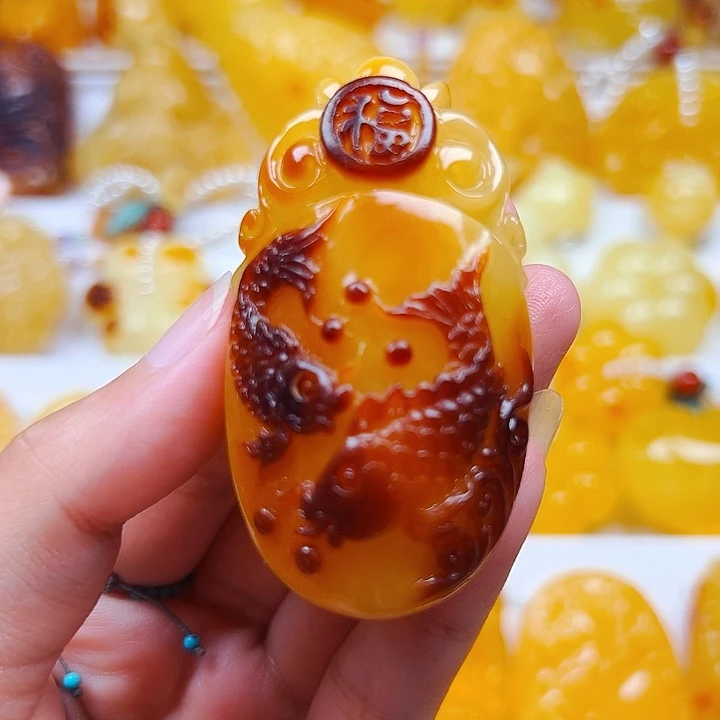 蜜蜡未镶嵌颈饰双鱼福牌吊坠