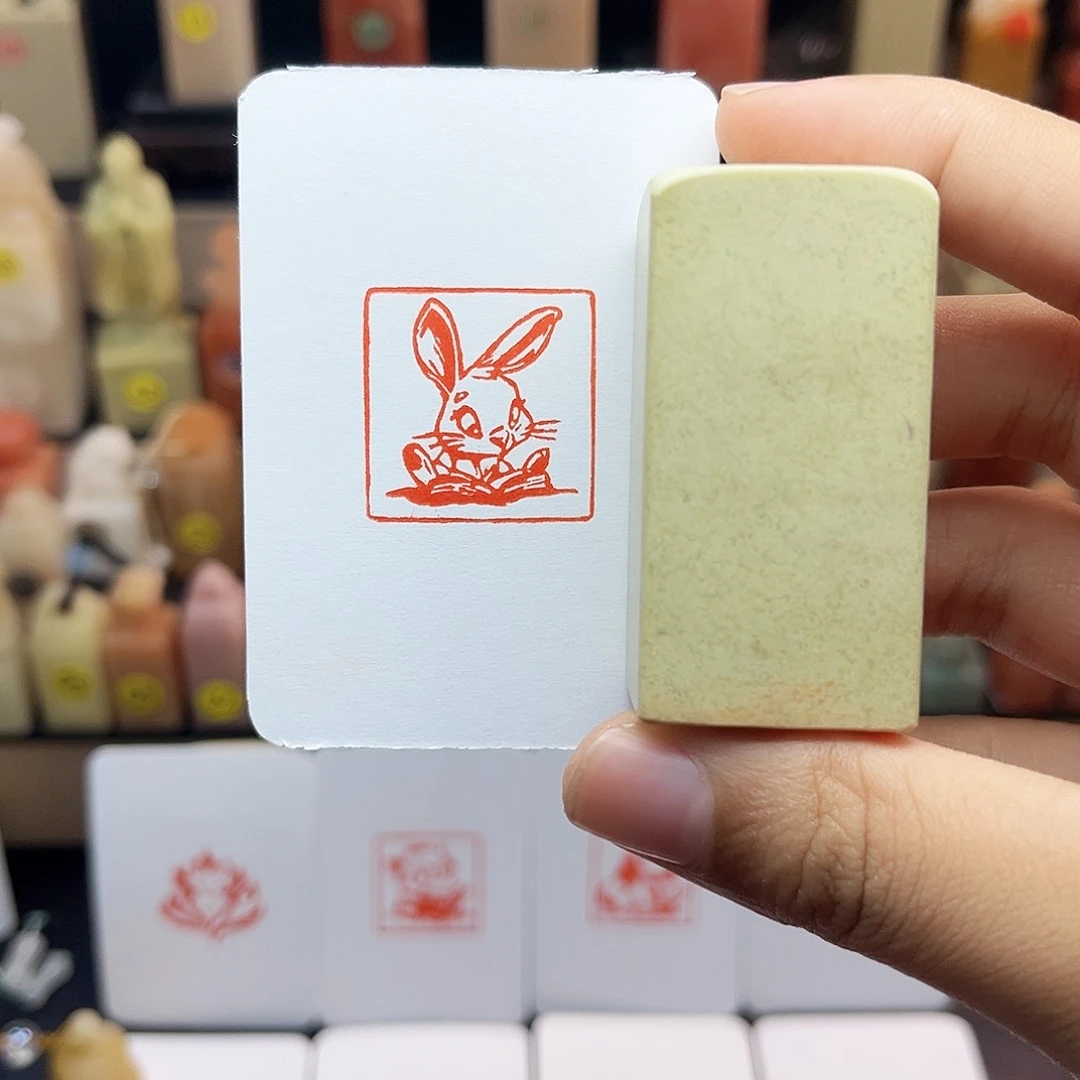 寿山石印石2.5兔子看书 手工篆刻