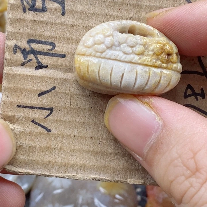 颈饰未镶嵌硅化珊瑚（珊瑚玉）￥****猫