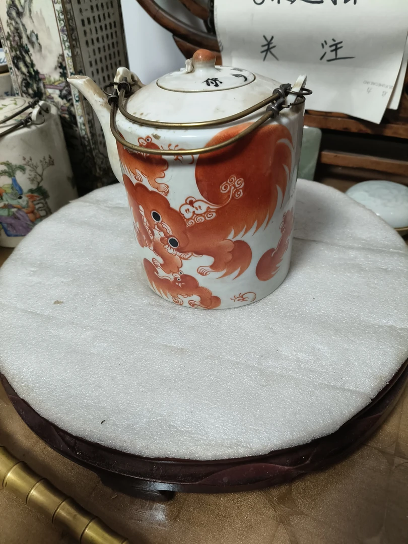 提梁壶红狮子摆件