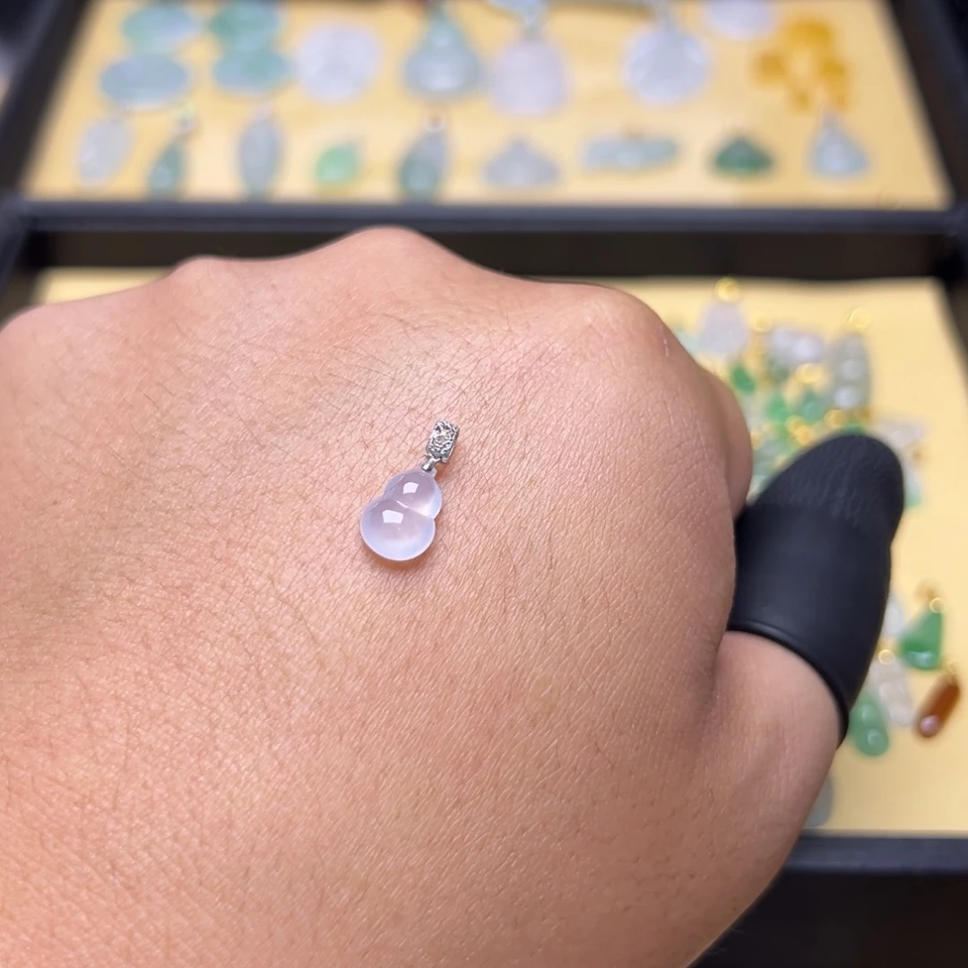 翡翠18K金镶嵌颈饰葫芦