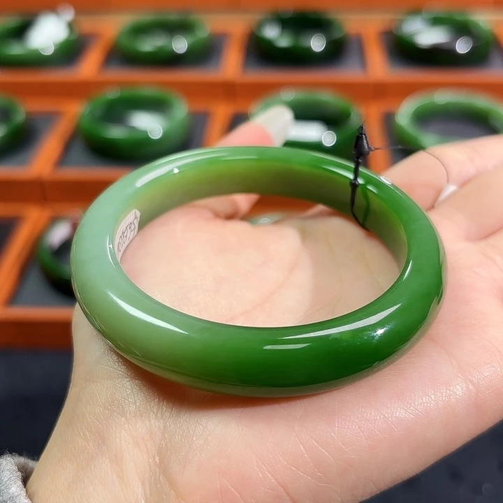 和田玉（碧玉）未镶嵌手镯一半一色