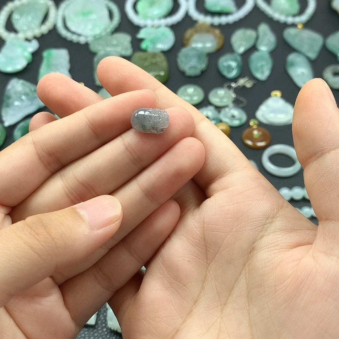 翡翠未镶嵌颈饰貔貅